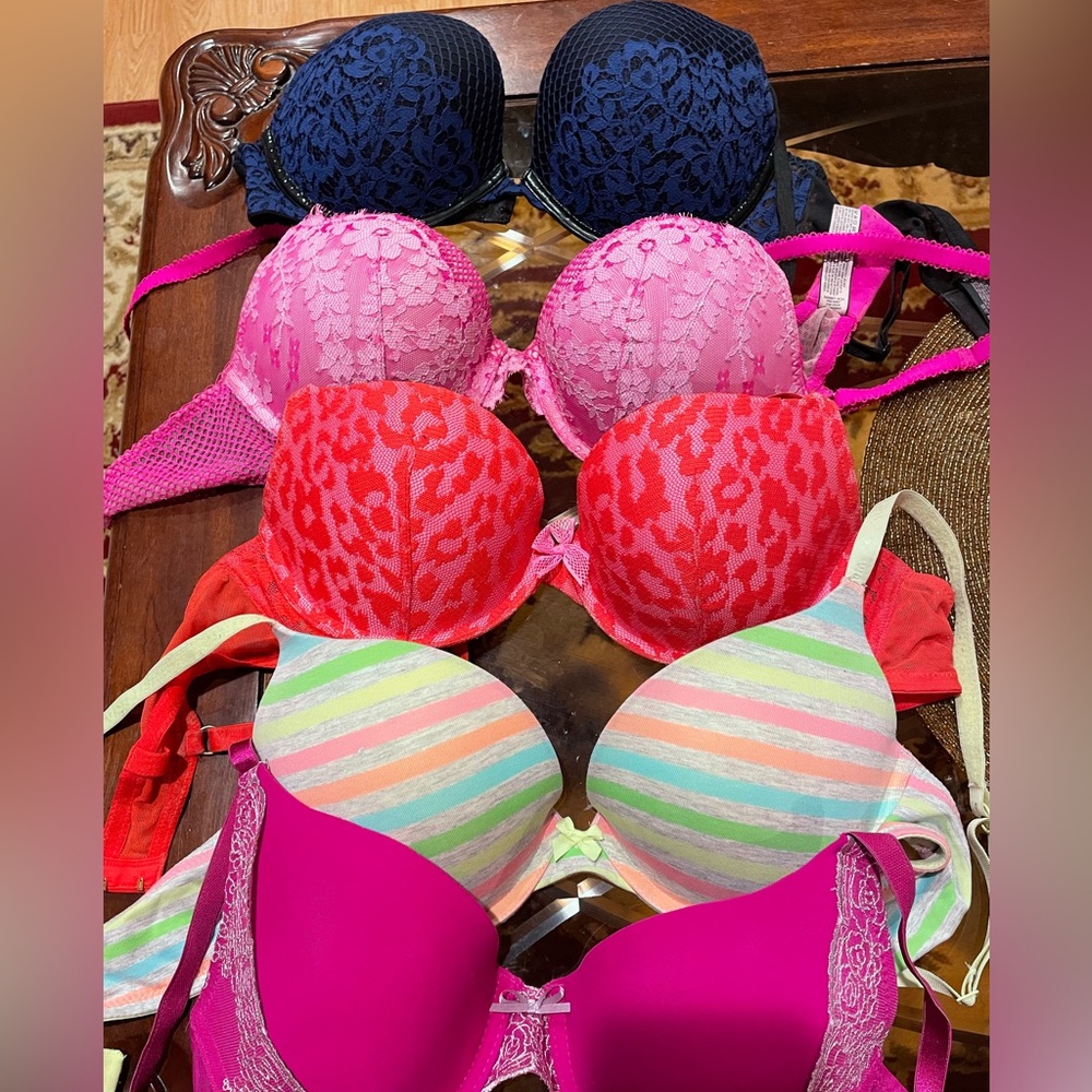 Lot of 5 bras: 4 Victoria’s Secret, 1 Issac Mizrahi bra (36C)